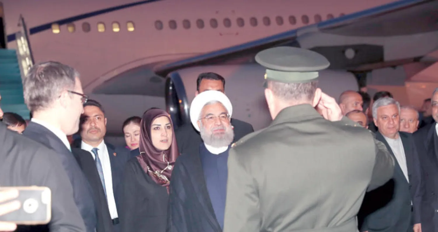 روحاني لدى وصوله إلى مطار أنقرة للمشاركة في القمة الثلاثية مع تركيا وروسيا حول سوريا أمس (موقع روحاني)