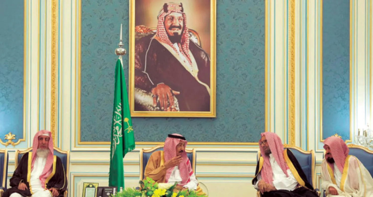 الملك سلمان في حديث مع الشيخ صالح اللحيدان ويبدو الشيخ عبد العزيز آل الشيخ مفتي عام السعودية (واس)