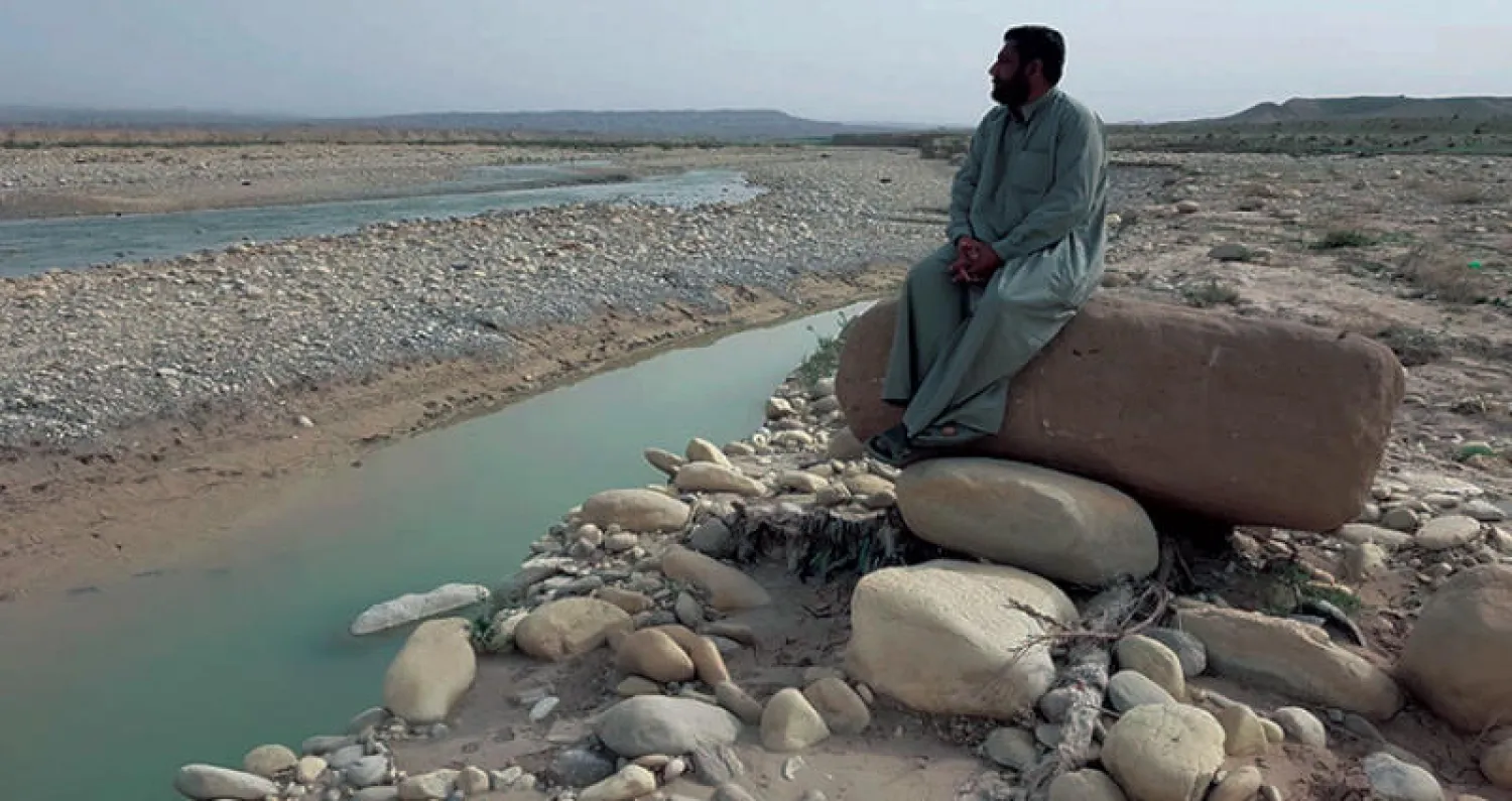 أبو ملاك يجلس على صخرة في وادي كنكير قريبة من نقطة الحدود مع إيران («الشرق الأوسط»)