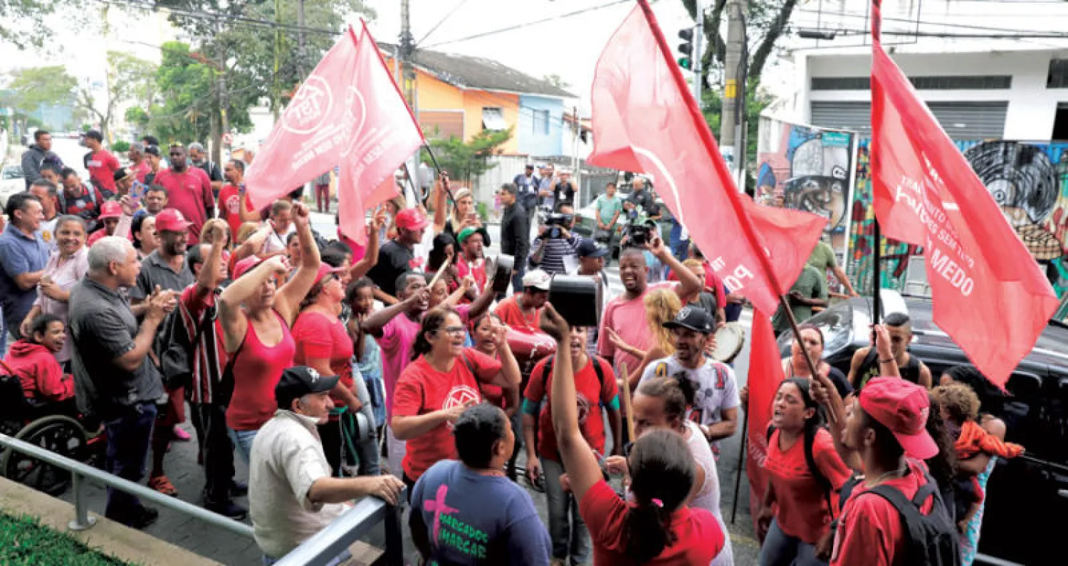 مظاهرات مؤيدة للرئيس الأسبق لولا قبل انعقاد جلسة المحكمة العليا (رويترز)