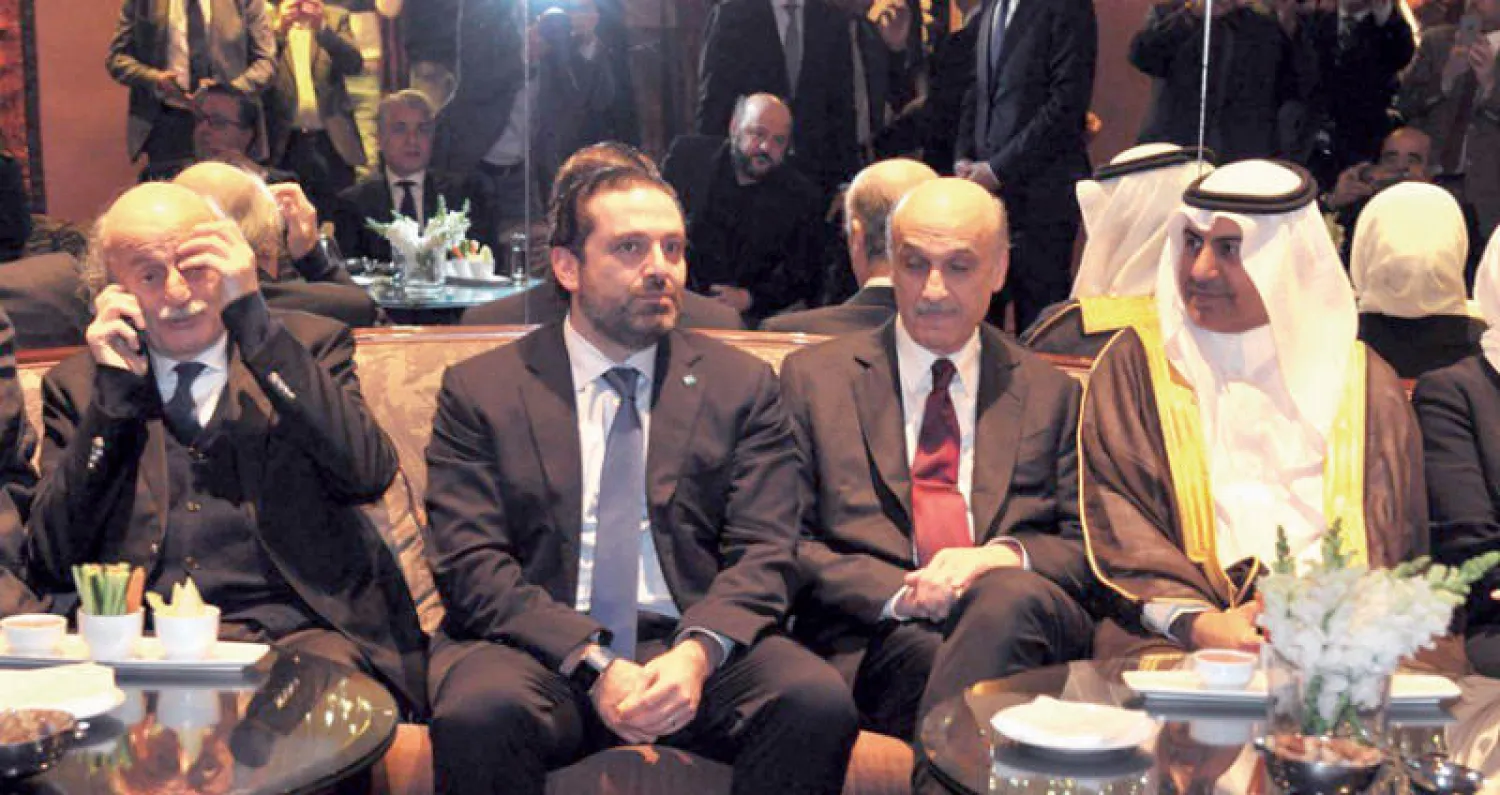 المبعوث السعودي نزار العلولا مع قيادات «14 آذار» في فندق فينيسيا أول من أمس («الشرق الأوسط»)