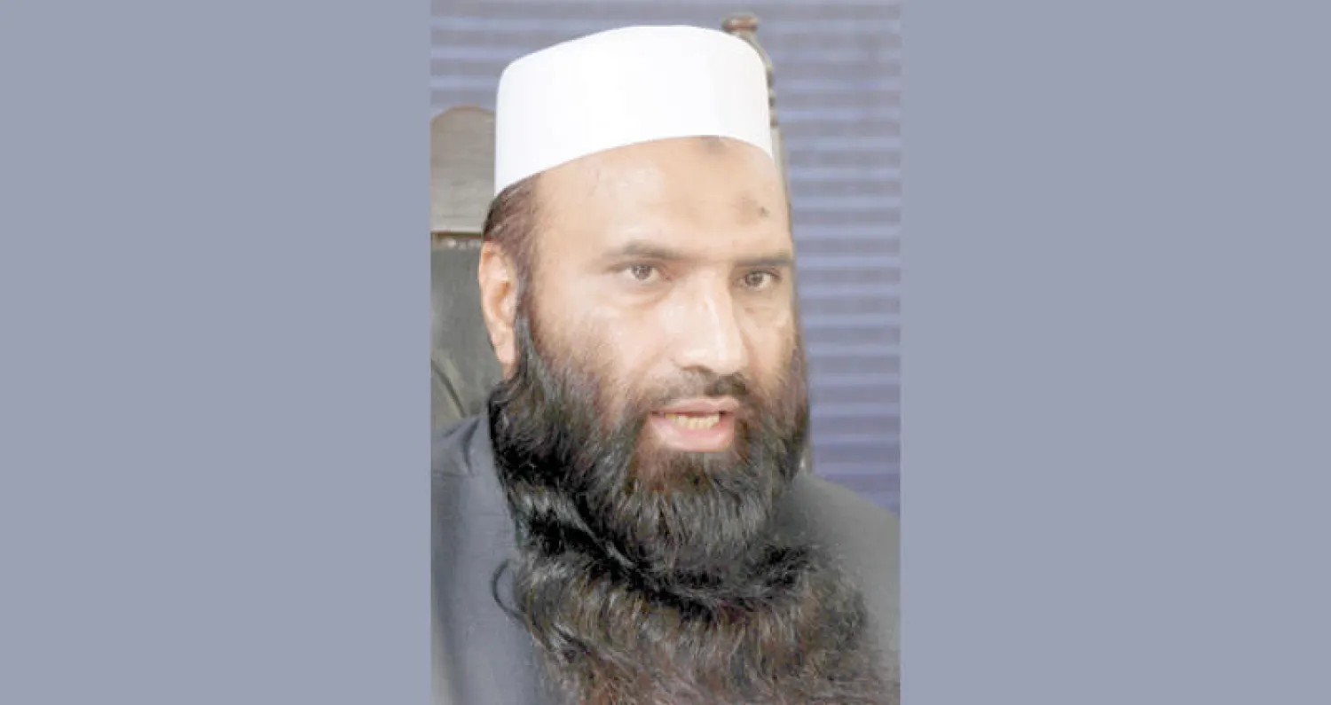 سيف الله خالد رئيس حزب «رابطة ملة المسلمين» يتحدث في كراتشي أمس (رويترز)