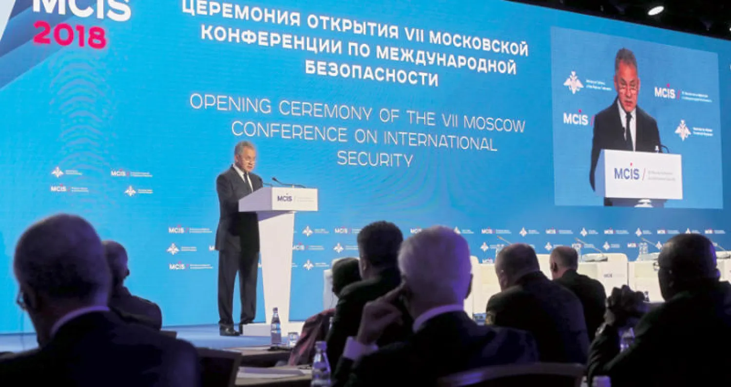 وزير الدفاع الروسي سيرغي شويغو متحدثاً أمام مؤتمر الأمن في موسكو أمس (إ.ب.أ)