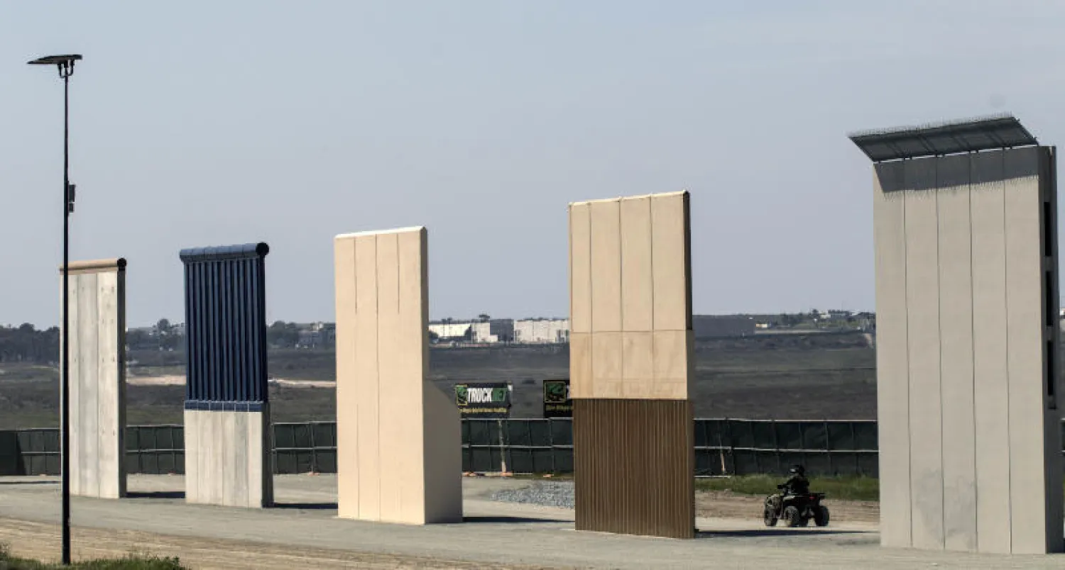 دورية أميركية تمر بجانب نماذج أولية لجدار ترمب الحدودي مع المكسيك (أ.ف.ب)