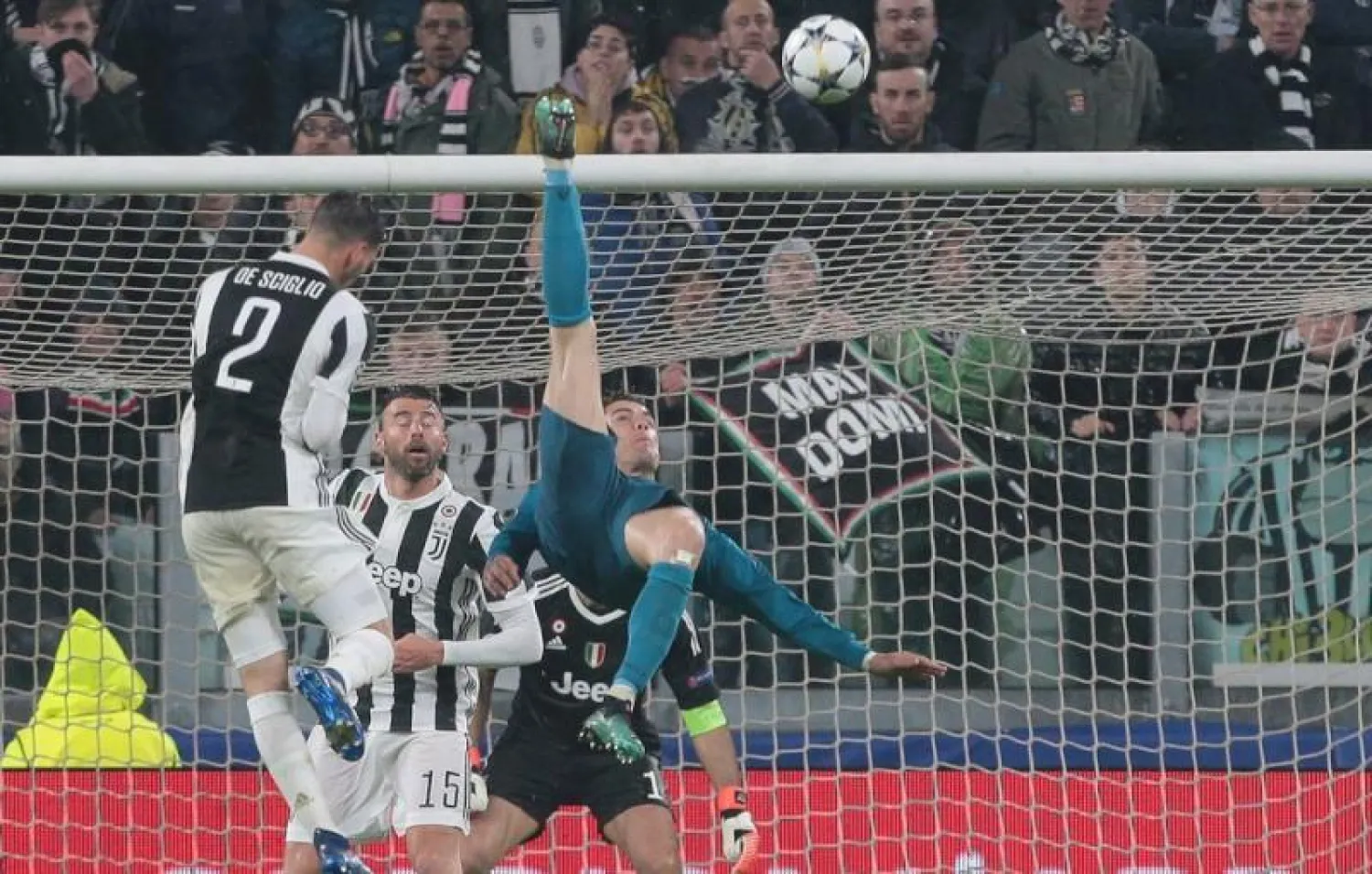 رونالدو يسجل هدفه من ركلة خلفية مزدوجة في شباك يوفنتوس (غيتي)