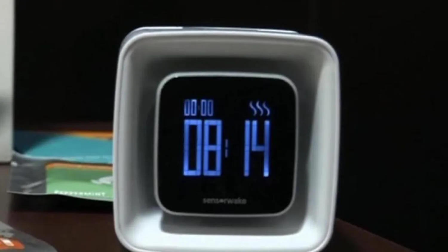 يحتوي المنبه على كبسولة تبعث بعطر يجعلك تشعر بأنك على شاطئ البحر (رويترز)