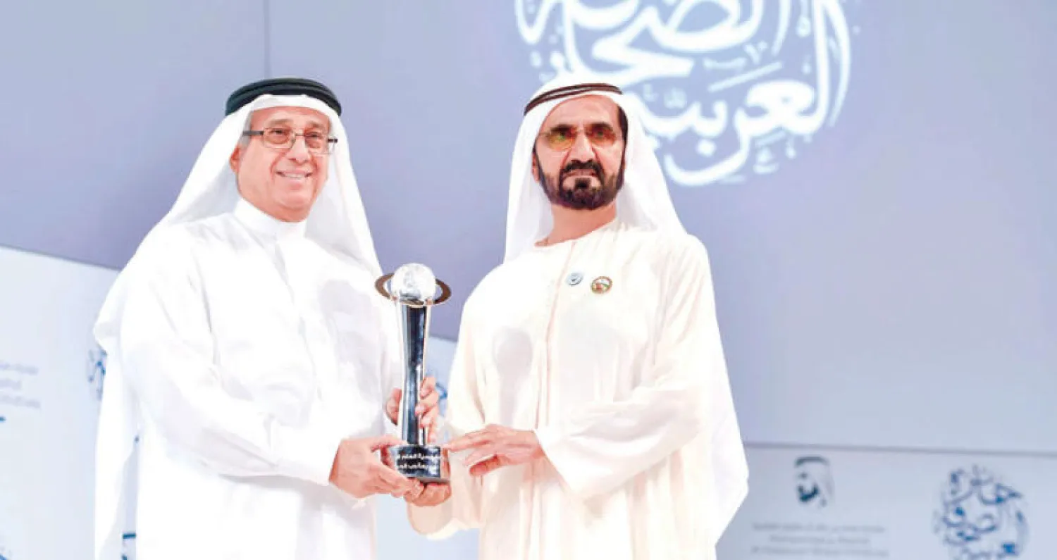 الشيخ محمد بن راشد يكرم نبيل الحمر مستشار ملك البحرين الإعلامي