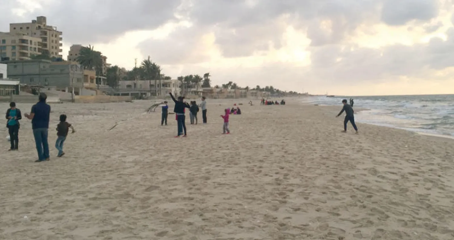 أحد شواطئ مدينة العريش بعد غروب الشمس («الشرق الأوسط»)