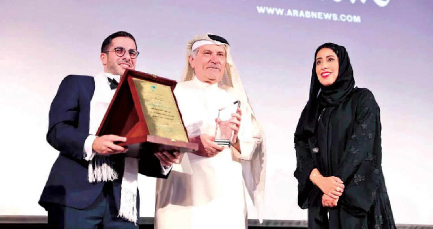 كرمت {عرب نيوز} خلال المناسبة رئيس تحريرها الأسبق خالد المعينا («الشرق الأوسط»)