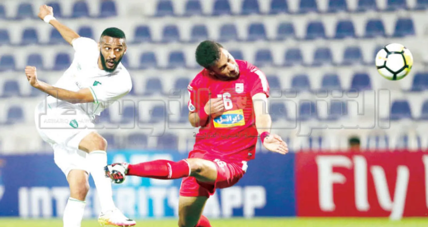 عسيري يسدد الكرة نحو مرمى تبريز الإيراني في مواجهة الفريقين أول من أمس (تصوير: سعد العنزي)