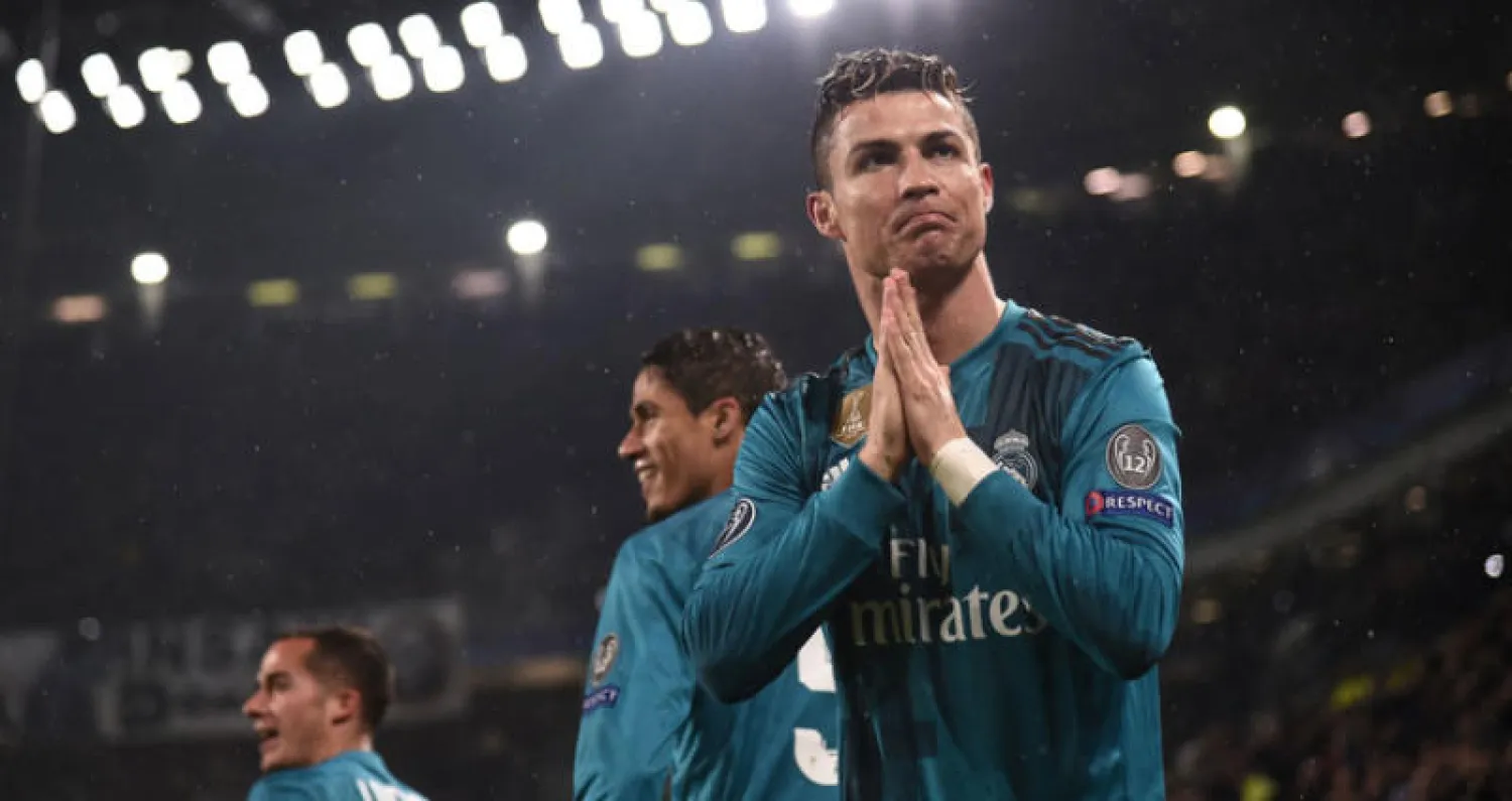 رونالدو يرد التحية لجمهور يوفنتوس (أ.ف.ب)