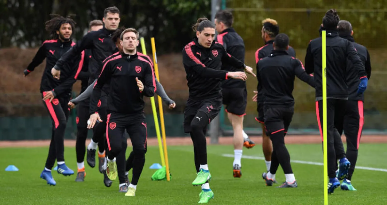 لاعبو آرسنال خلال التدريب أمس استعدادا لمواجهة سسكا موسكو (أ.ف.ب)