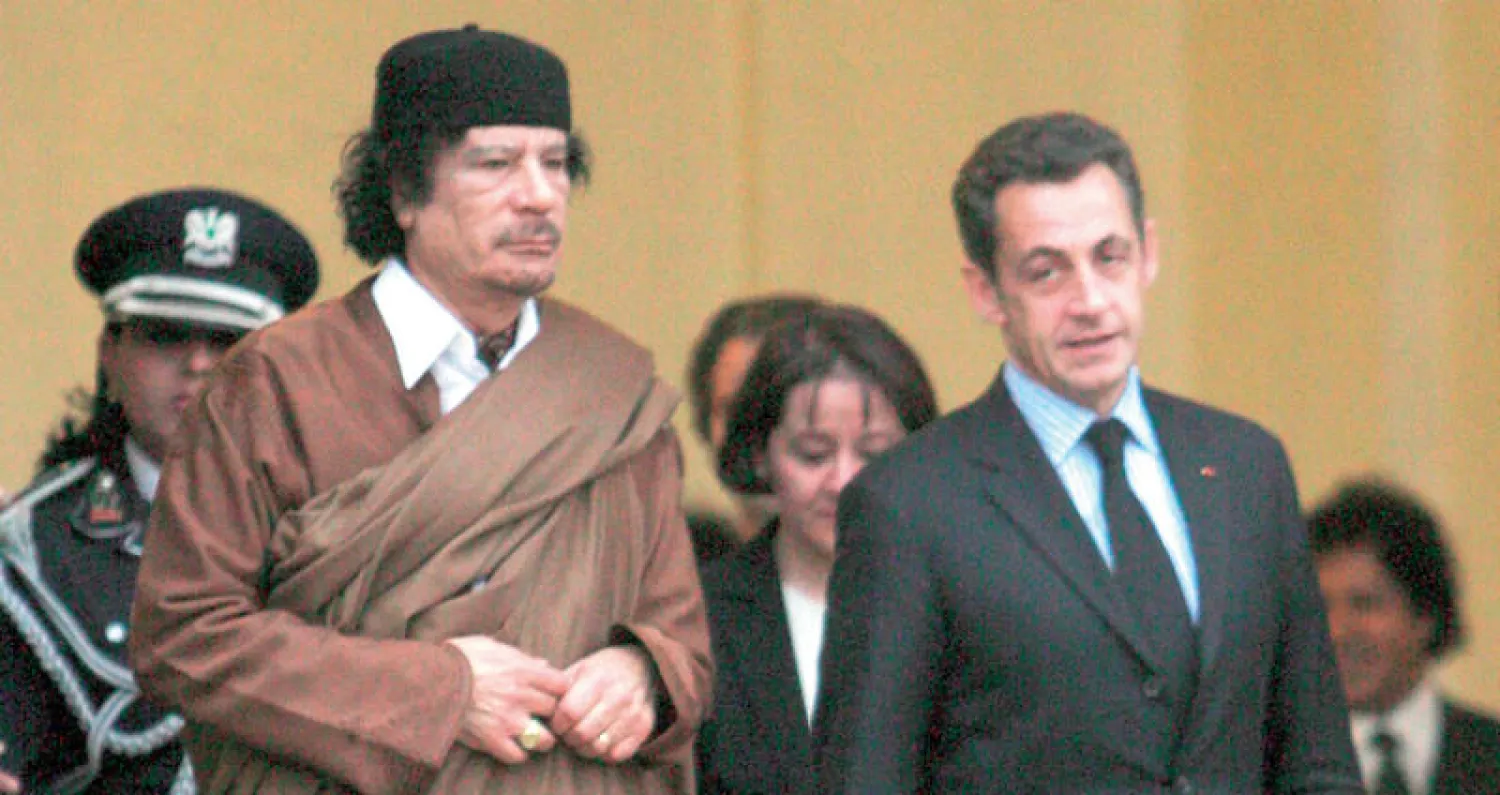 ساركوزي مستقبلاً القذافي في قصر الأليزيه بباريس في ديسمبر 2007 (إ.ب.أ)