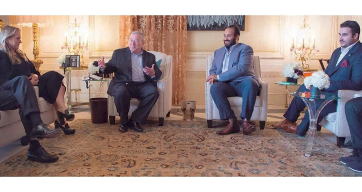 الأمير محمد بن سلمان خلال لقائه رؤساء شركات الترفيه الأميركية ويبدو الأمير خالد بن سلمان (واس)