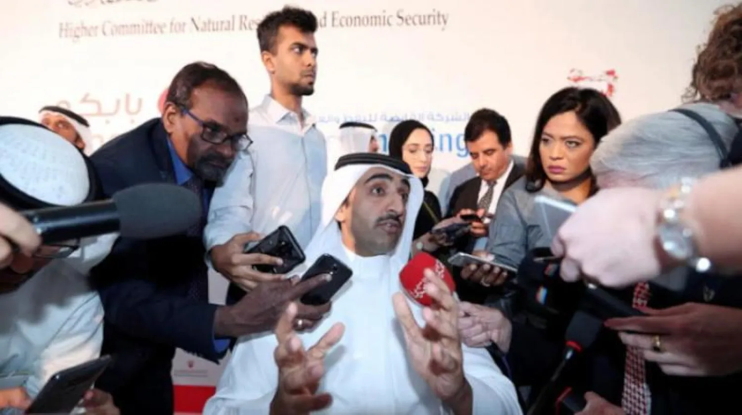 وزير النفط البحريني الشيخ محمد آل خليفة يجيب على أسئلة الصحافيين في المنامة أمس (رويترز)