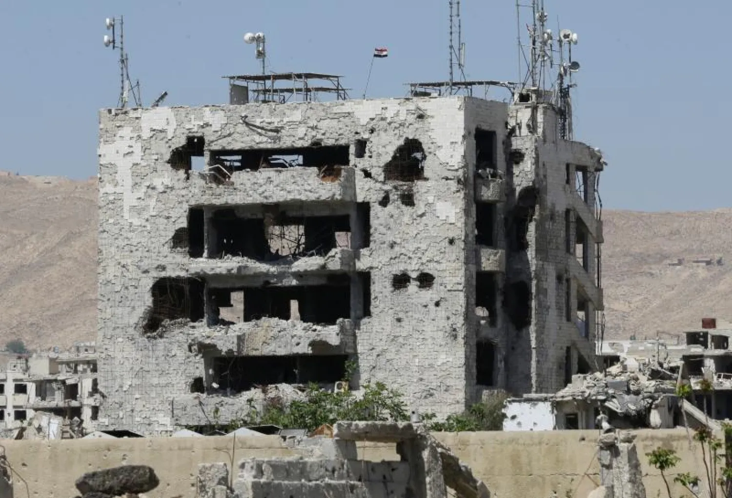 مبنى مدمر في مدينة جوبر بالغوطة الشرقية جراء الحملة العسكرية العنيفة التي شنتها قوات النظام السوري (أ.ف.ب)