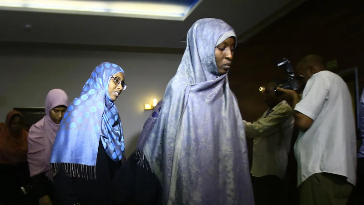 السبع سودانيات العائدات من قبضة تنظيم داعش الإرهابي (أ.ف.ب)