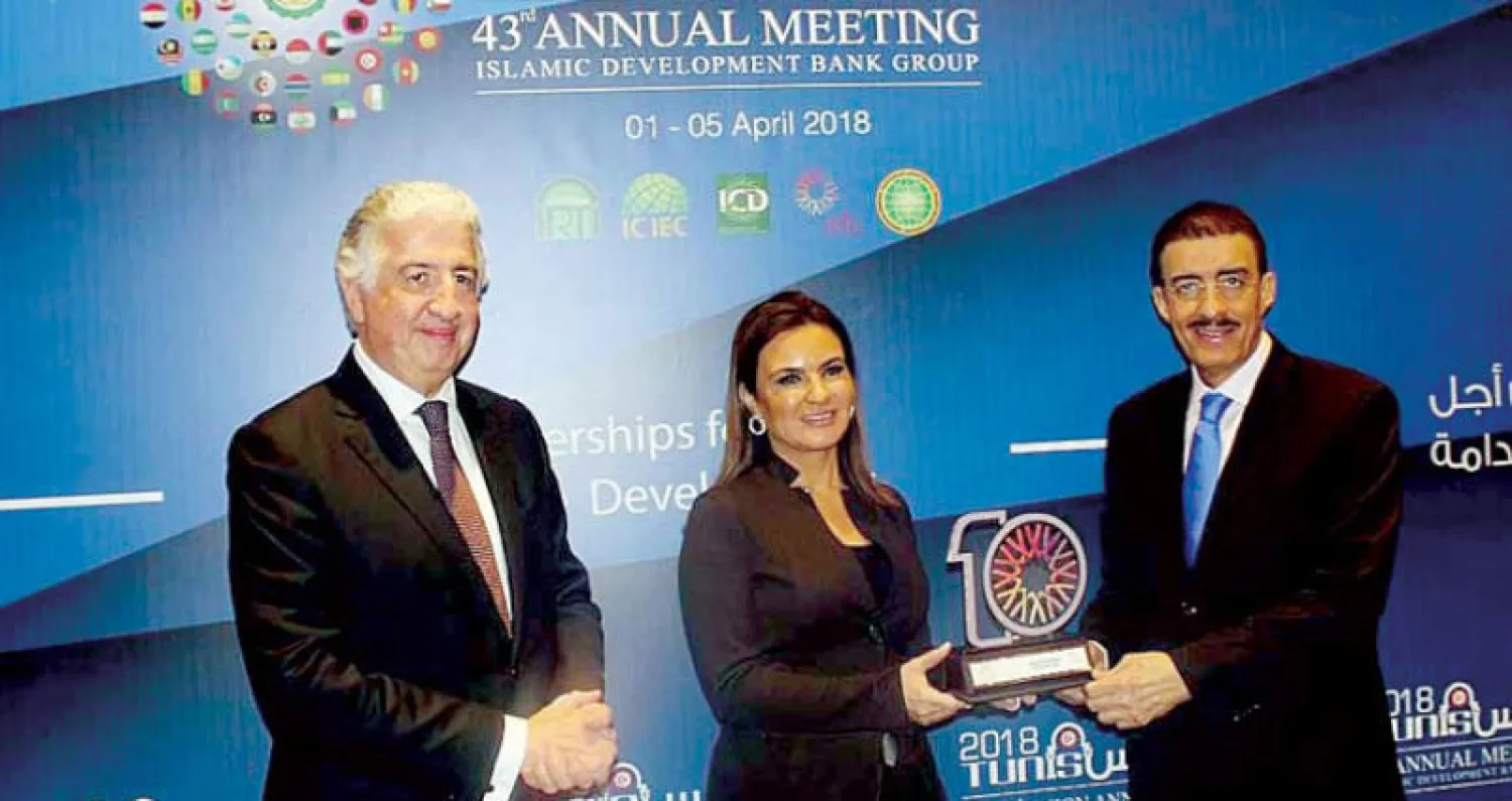 رئيس مجموعة البنك الإسلامي للتنمية بندر حجار ووزيرة الاستثمار المصرية سحر نصر خلال اجتماعات البنك في تونس