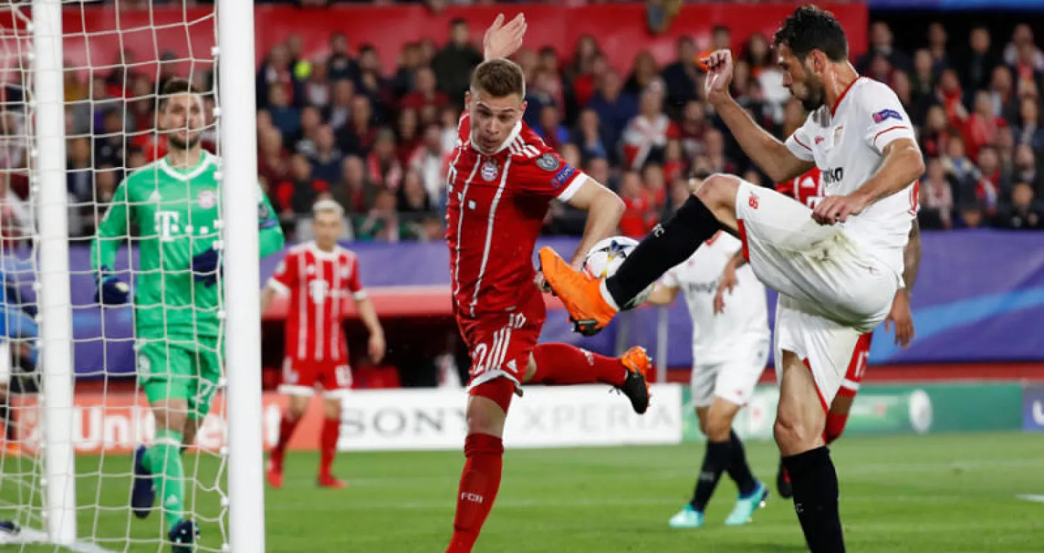  كيميتش في مواجهة إشبيلية الثلاثاء الماضي في ذهاب دوري الأبطال (رويترز)