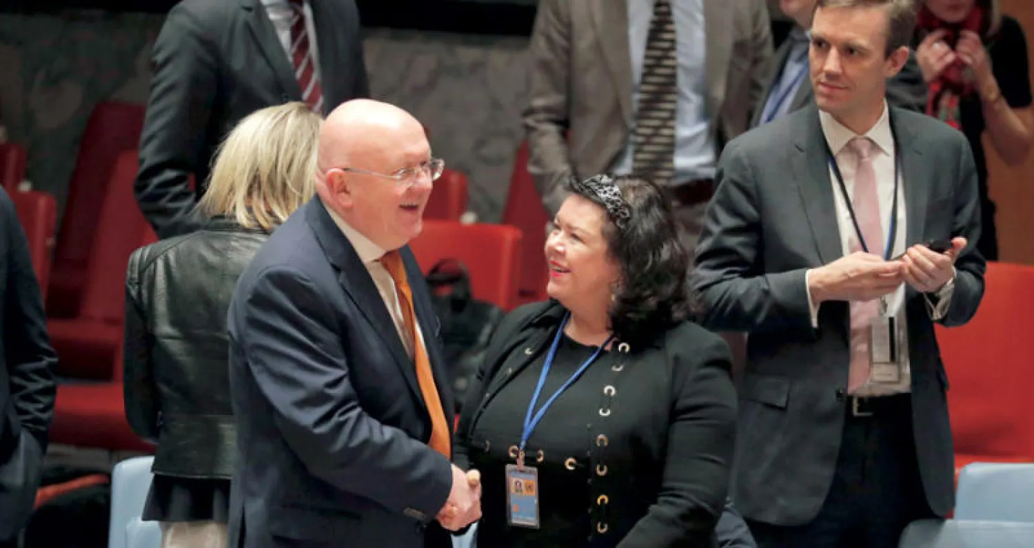 سفير روسيا لدى الأمم المتحدة يصافح السفيرة البريطانية خلال جلسة مجلس الأمن الدولي (رويترز)