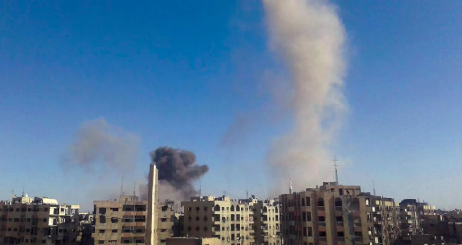 دخان يتصاعد من دوما بعد قصفها من قوات النظام السوري أمس (المجلس الطبي لدوما)