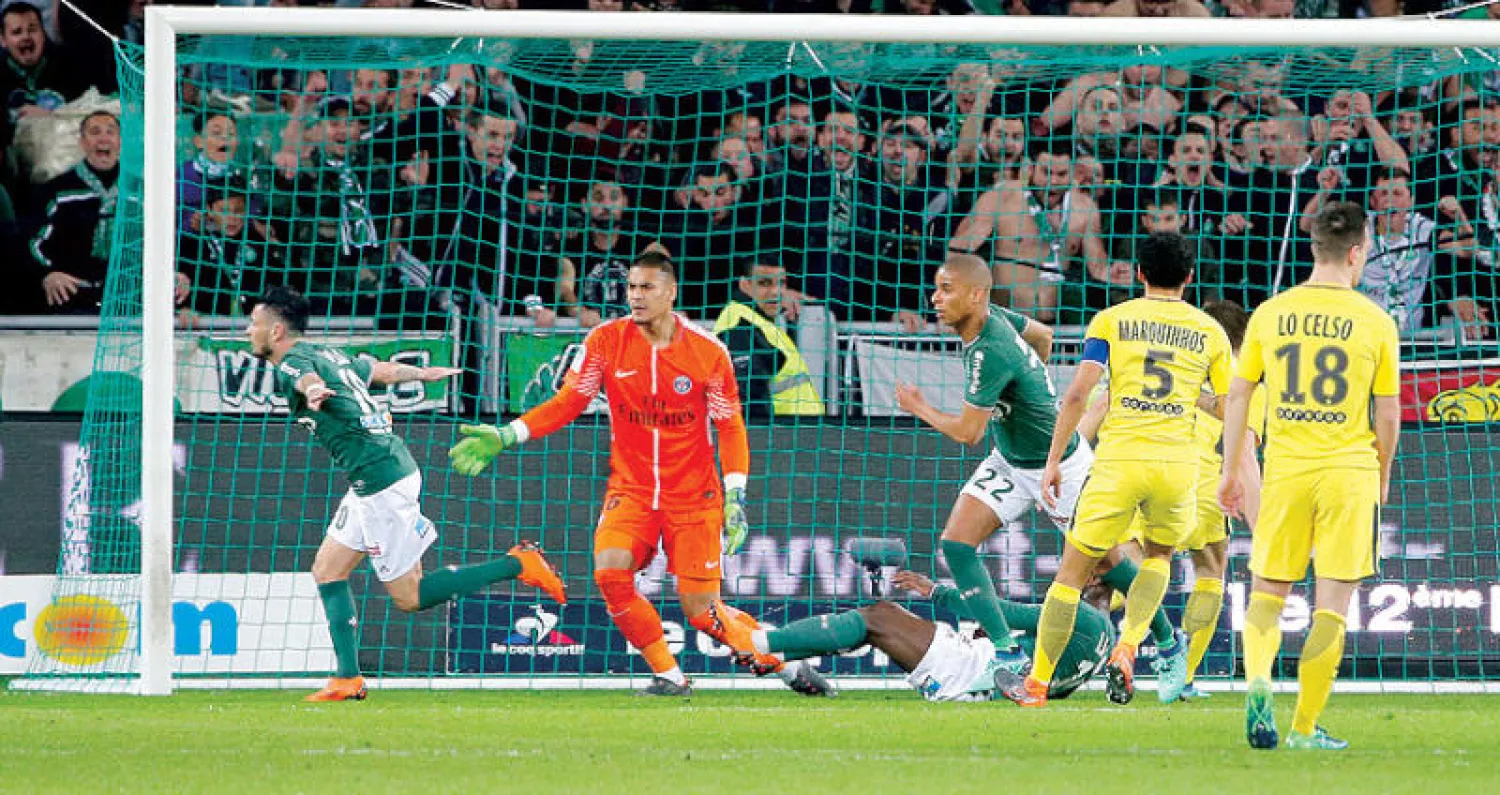 ريمي كابيلا (يسار) يحتفل بهزه شباك سان جيرمان (رويترز)