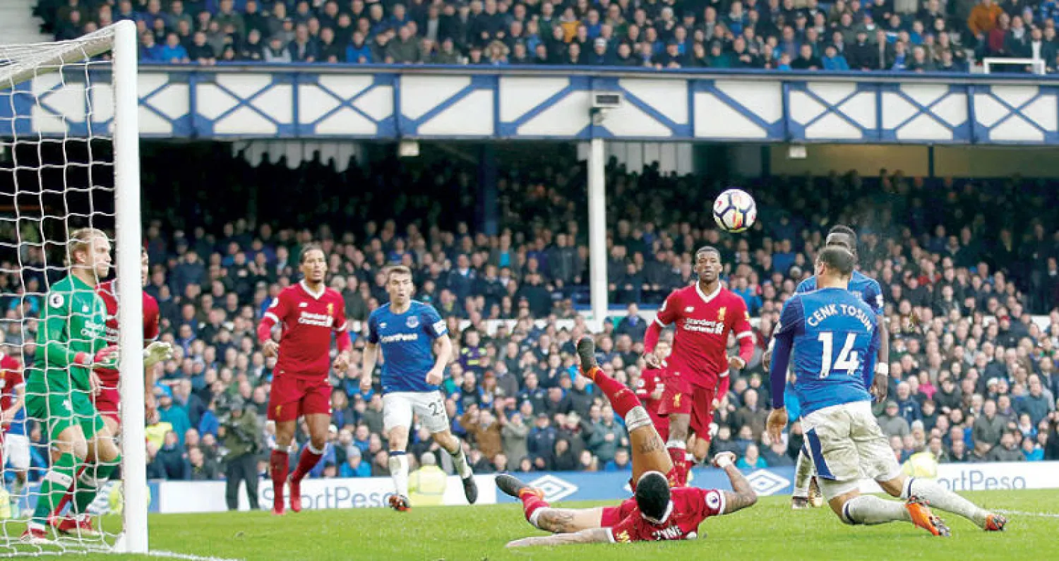 رأسية من مهاجم إيفرتون سينك توسون لم تجد طريقها إلى شباك ليفربول (رويترز)