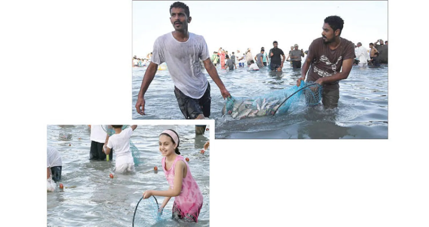 ينطلق الجميع تجاه البحر في أجواء فرح واحتفالية لا تخلو  من المنافسة على الحصول على أكبر كمية من الحريد ({الشرق الأوسط})