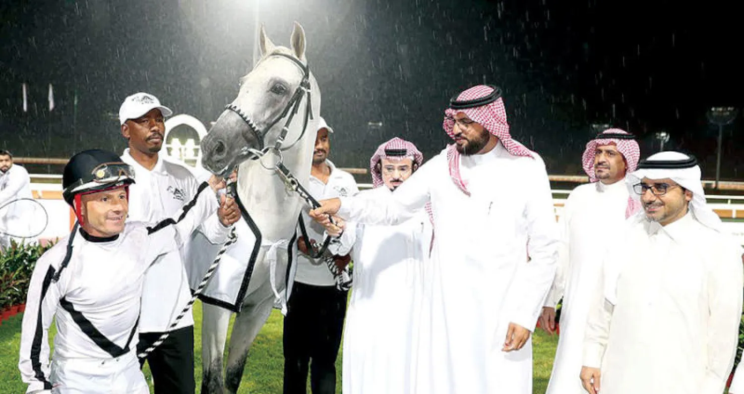 الأمير فهد بن خالد بن سلطان خلال احتفاله بالجواد «طلاب الخالدية» المتألق في سباق دبي العالمي («الشرق الأوسط»)