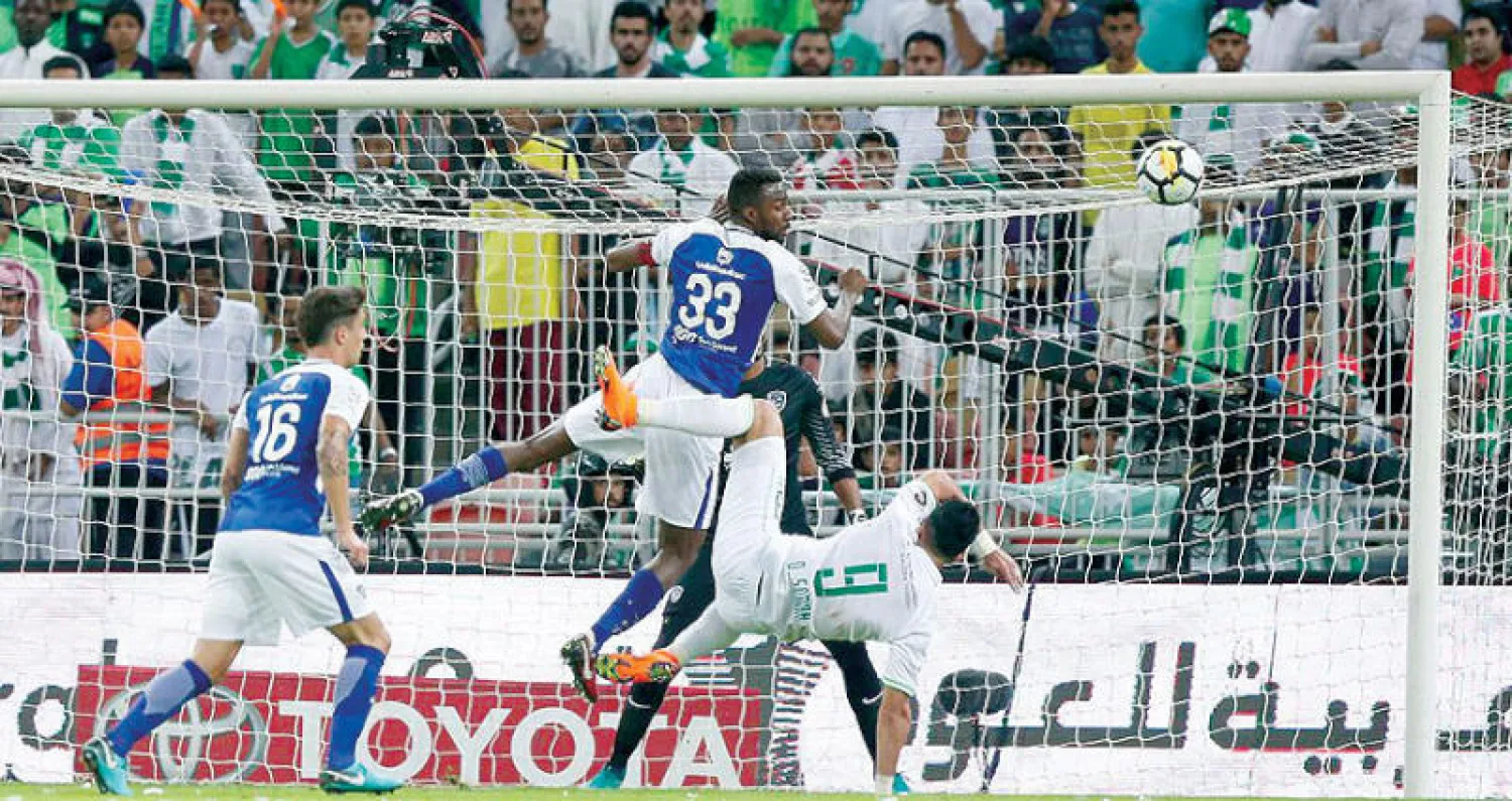 السومة في إحدى الفرص الأهلاوية المهدرة أمام المرمى الهلالي (تصوير: بدر الحمد)