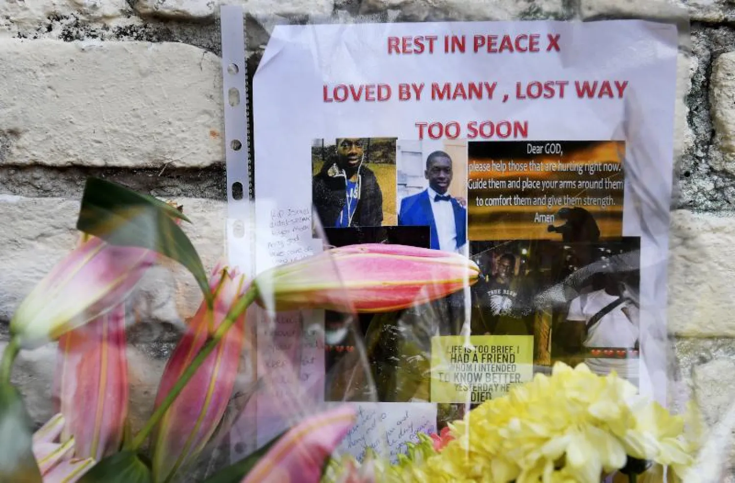 زهور وضعها أصدقاء الشاب أوجونسولا الذي طُعن حتى الموت في 4 أبريل في لندن (إ.ب.أ)