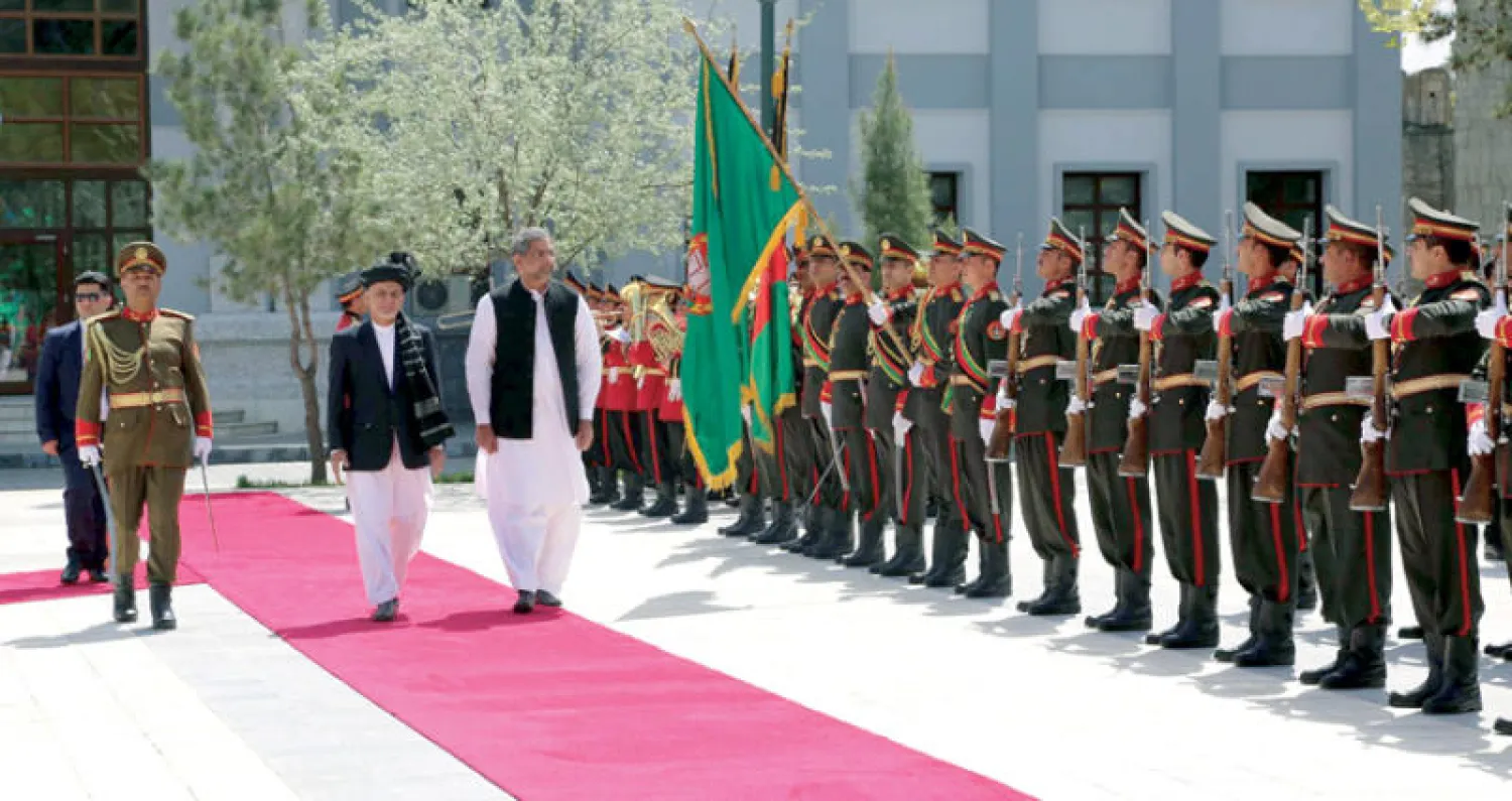 الرئيس الأفغاني أشرف غني ورئيس وزراء باكستان شهيد عباسي يستعرضان حرس الشرف في كابل أول من أمس قبل الاتفاق على قضايا رئيسية تتعلق بالسلام مع «طالبان» (رويترز)