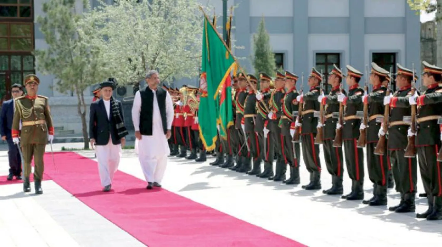 Afghan President Ashraf Ghani and Pakistani Prime Minister Shahid Abbasi walk on the red carpet in Kabul. PHOTO: Reuters
