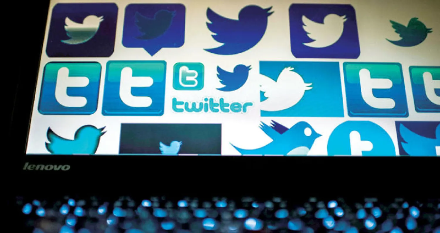 صورة التقطت في 23 مارس الماضي يظهر فيها شعار «تويتر» على شاشة الكومبيوتر في مؤتمر بالعاصمة بكين بعد الكشف أول من أمس عن تعليق أكثر من مليون حساب بسبب «الترويج للإرهاب» منذ عام 2015 (أ.ف.ب)