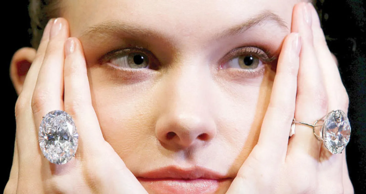 الماستان البيضاوان المقرر طرحهما في المزاد في شهر مايو المقبل (رويترز)