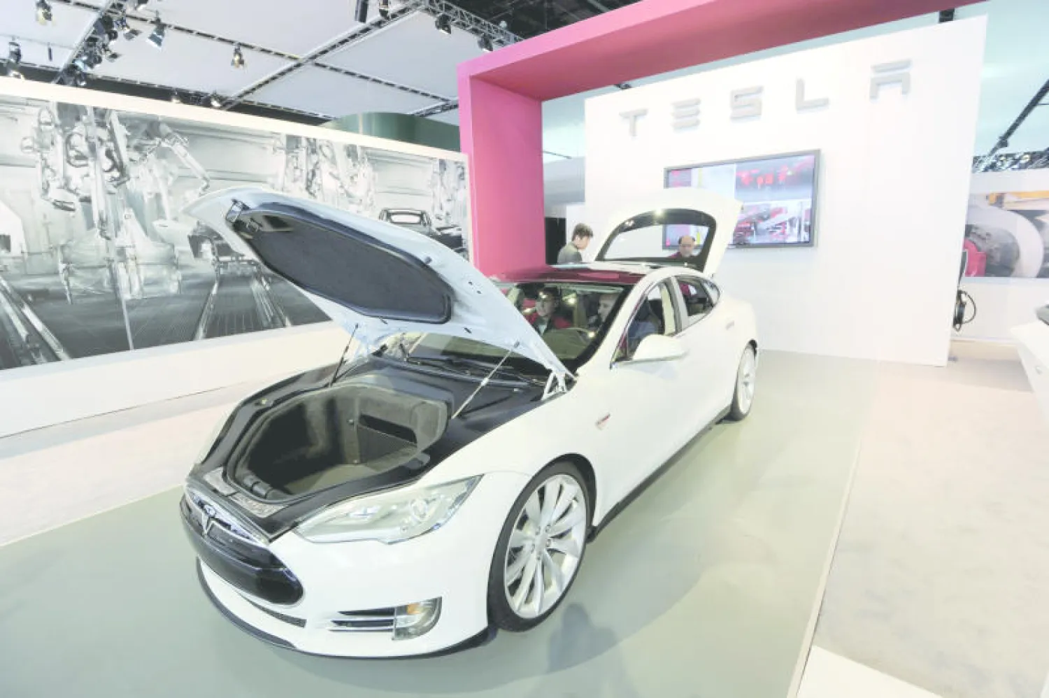 في غضون خمس ساعات فقط، سحبت «تيسلا» 123 ألف سيارة «سيدان» من طراز «موديل إس» جرى تصنيعها قبل أبريل (نيسان) 2016