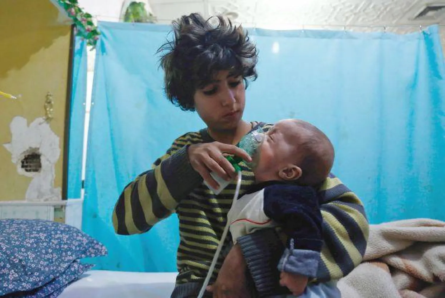 أدت هجمات النظام على الغوطة الشرقية الى حدوث حالات اختناق شديدة بين السكان (رويترز)