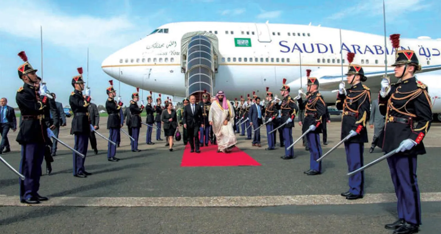 الأمير محمد بن سلمان لدى وصوله إلى باريس وفي استقباله وزير الخارجية الفرنسي جان إيف لودريان (واس)