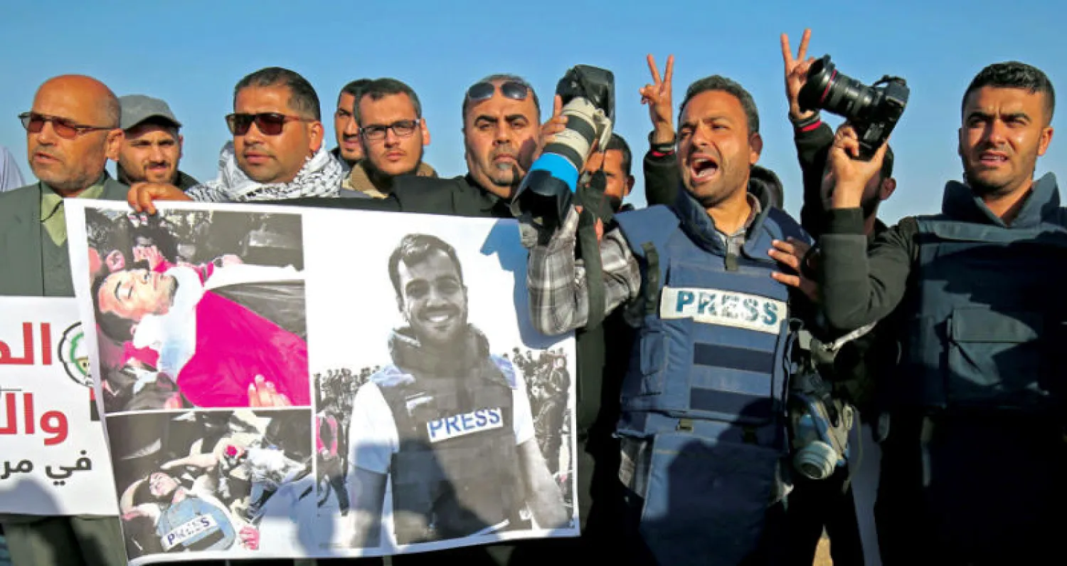 صحافيون فلسطينيون يتظاهرون في رفح أمس احتجاجاً على مقتل زميل لهم برصاص الاحتلال (أ.ف.ب)