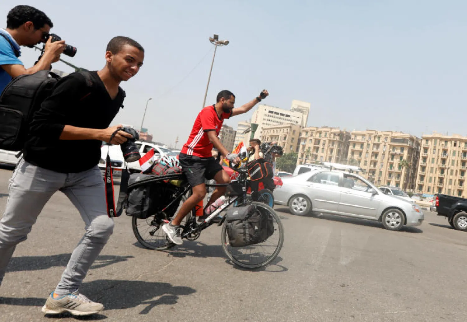 المصري محمد نوفل قبل انطلاقه فى رحلته بالدراجة في ميدان التحرير (رويترز)