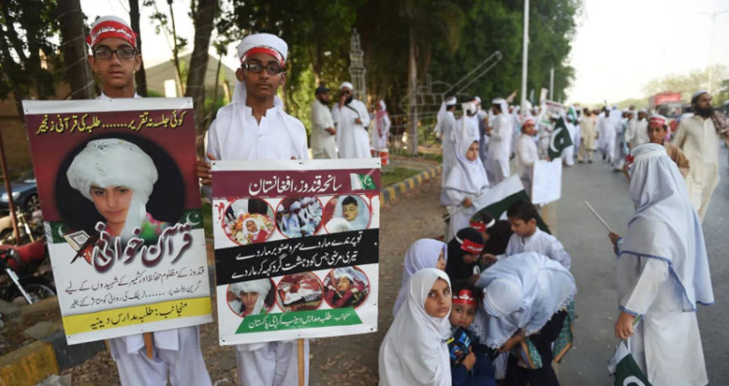 طلبة المدارس الدينية في كراتشي يشاركون في مظاهرة أمس احتجاجاً على الغارة الجوية الأفغانية على مدرسة قرآنية في مدينة قندوز الأفغانية أدت إلى قتل عشرات من الطلبة يوم الاثنين الماضي (أ.ف.ب)