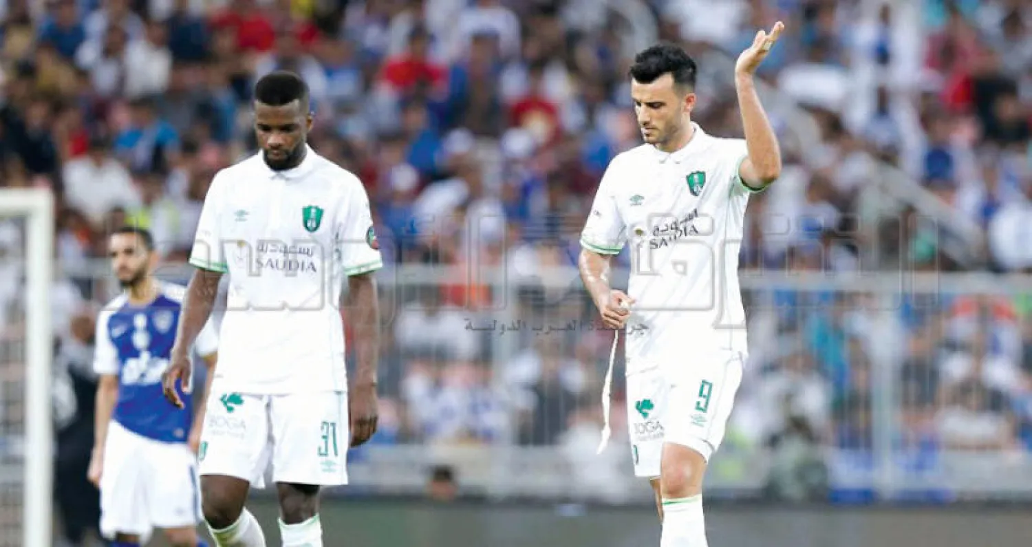 السومة معترضا على تبديله في مباراة الهلال أول من أمس (تصوير: بدر الحمد)