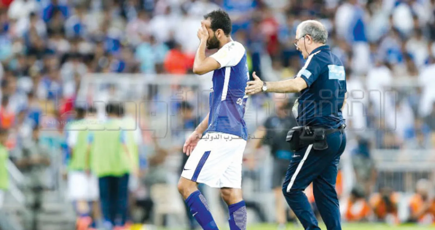 عطيف متألماً بعد الإصابة التي تعرض لها في الكلاسيكو (تصوير: بدر الحمد)