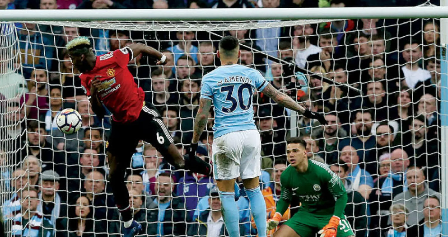 بوغبا يسجل برأسه الهدف الثاني ليونايتد في مرمى مانشستر سيتي (إ.ب.أ)