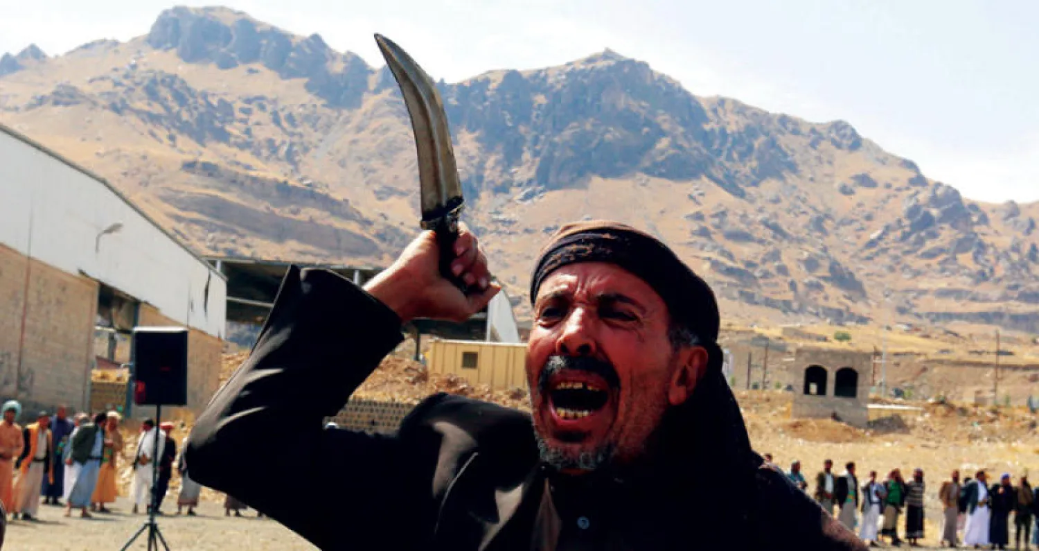 يمني موالٍ للحوثي يلوح بالجنبية ويردد شعارات في صنعاء (إ.ب.أ)