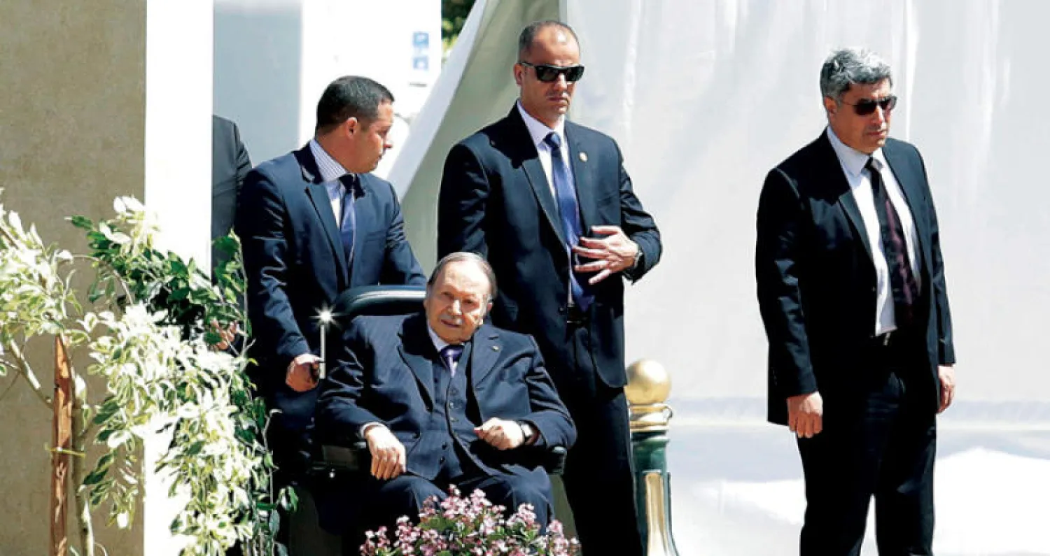 الرئيس بوتفليقة خلال جولته في العاصمة الجزائرية أمس (رويترز)