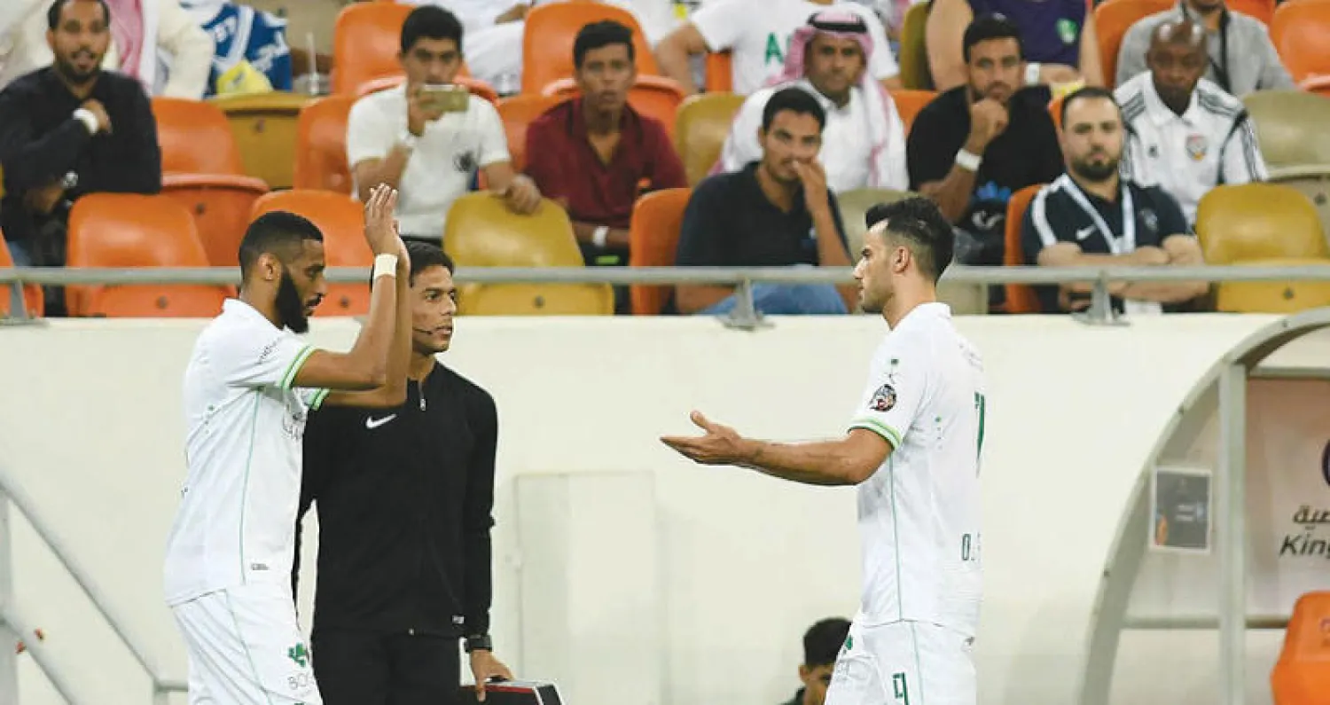 عدم الرضا على وجه السومة خلال استبداله بزميله عسيري في مباراة الأهلى والهلال (تصوير: علي خمج)