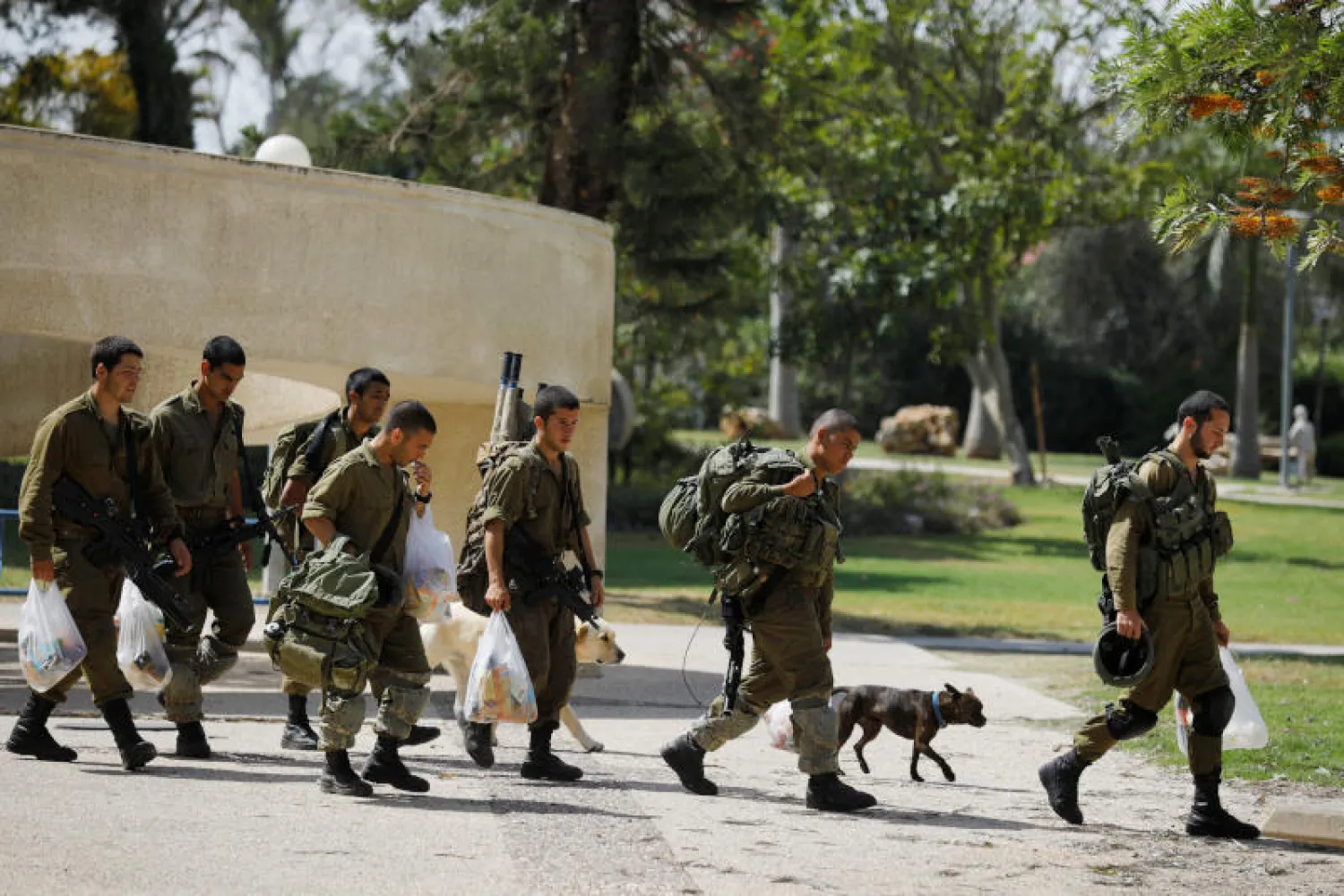 عناصر في الجيش العراقي يلتقطون صورة بعلم «داعش» مقلوباً بعد زواله في غرب الموصل (رويترز)
جنود إسرائيليون يحملون أمتعتهم وأكياس التسوق أثناء سيرهم بالقرب من الحدود مع قطاع غزة (رويترز)
ﺟرﺣﯽ ﻓﻲ ﻣﺳﺗﺷﻔﯽ بمدينة دوما اﻟﻣﺣﺎﺻرة التي استهدفها النظام السوري بالكيماوي (رويترز)
طفلة تنظر إلى الكاميرا أثناء الإخلاء من مدينة دوما المحاصرة (رويترز)