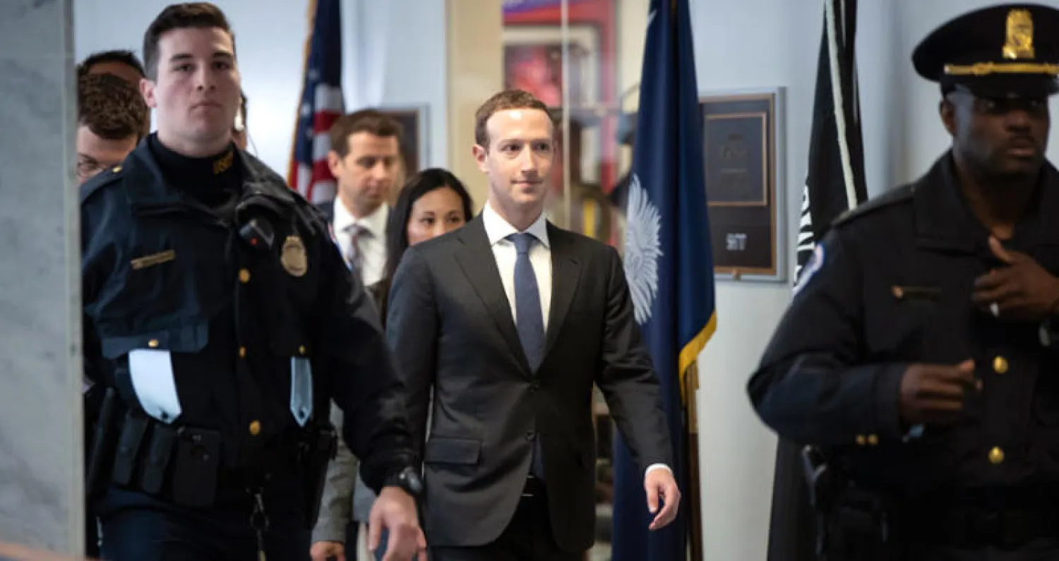 زوكربيرغ التقى السيناتور الديمقراطي بيل نيلسون في مكتبه بالكونغرس أمس (أ.ب)