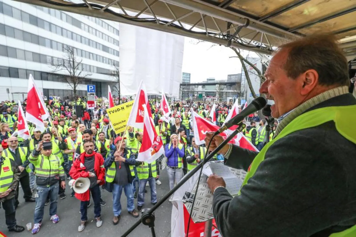 عمال في مطار فرانكفورت خلال الإضراب (إ.ب.أ)